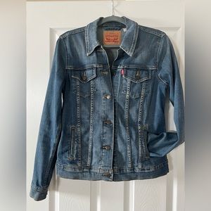 Levi’s womens Jean jacket size M